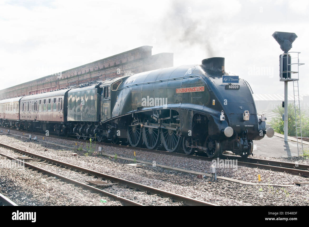 En el tren de pasajeros a vapor en Wakefield Kirkgate Mainline Station, South Yorkshire, Inglaterra Foto de stock