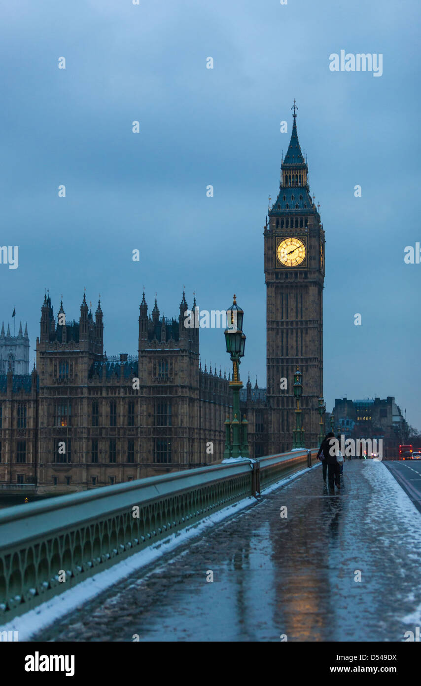 Elizabeth Tower (aka Big Ben) en una mañana de invierno húmedo, Londres, Inglaterra, Reino Unido. Foto de stock