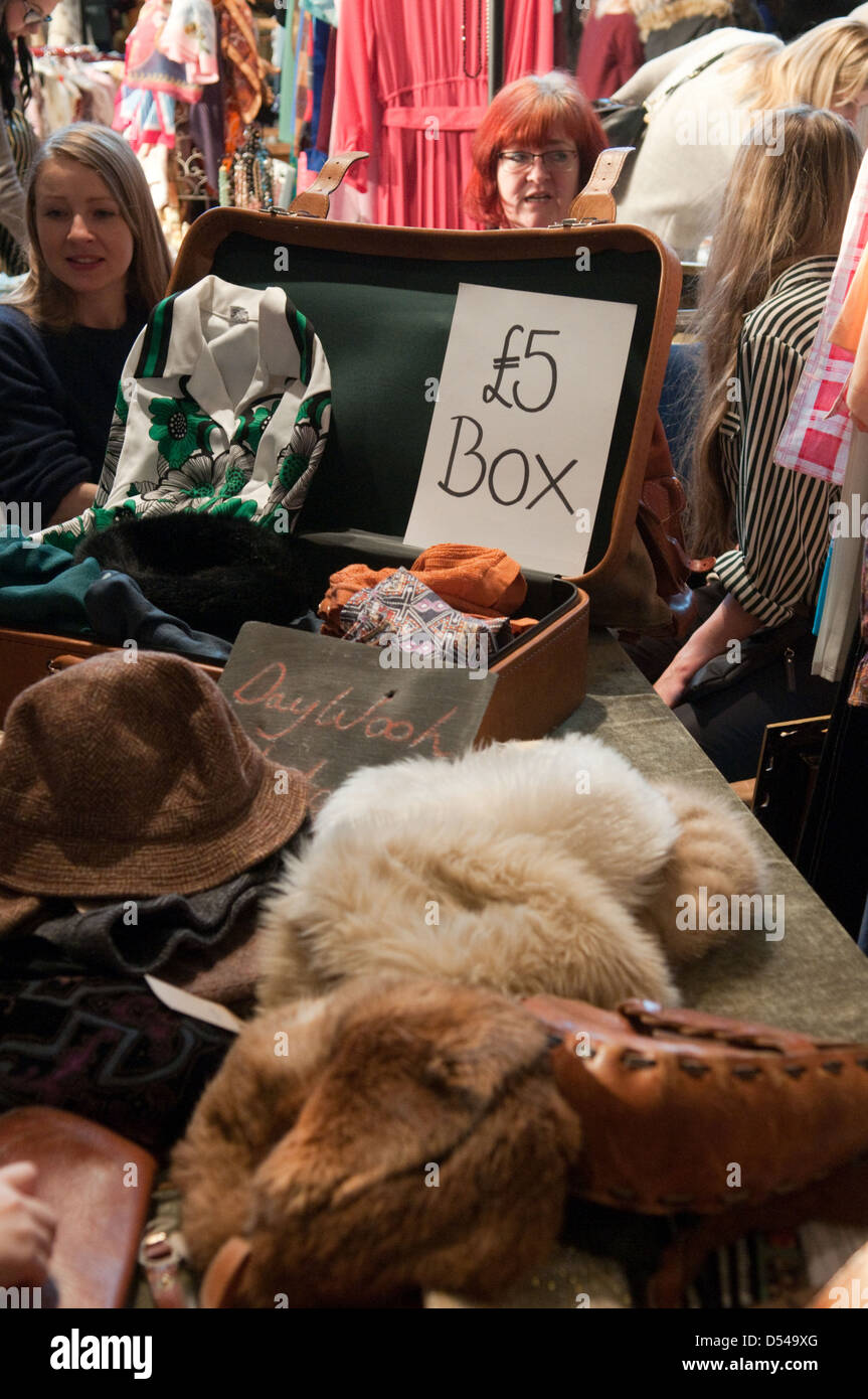 Sombreros, envolturas y pieles Vintage ropas en una antigua maleta sobre un  stand en una feria de ropa vintage OCUPADO £5 y un signo de venta  Fotografía de stock - Alamy