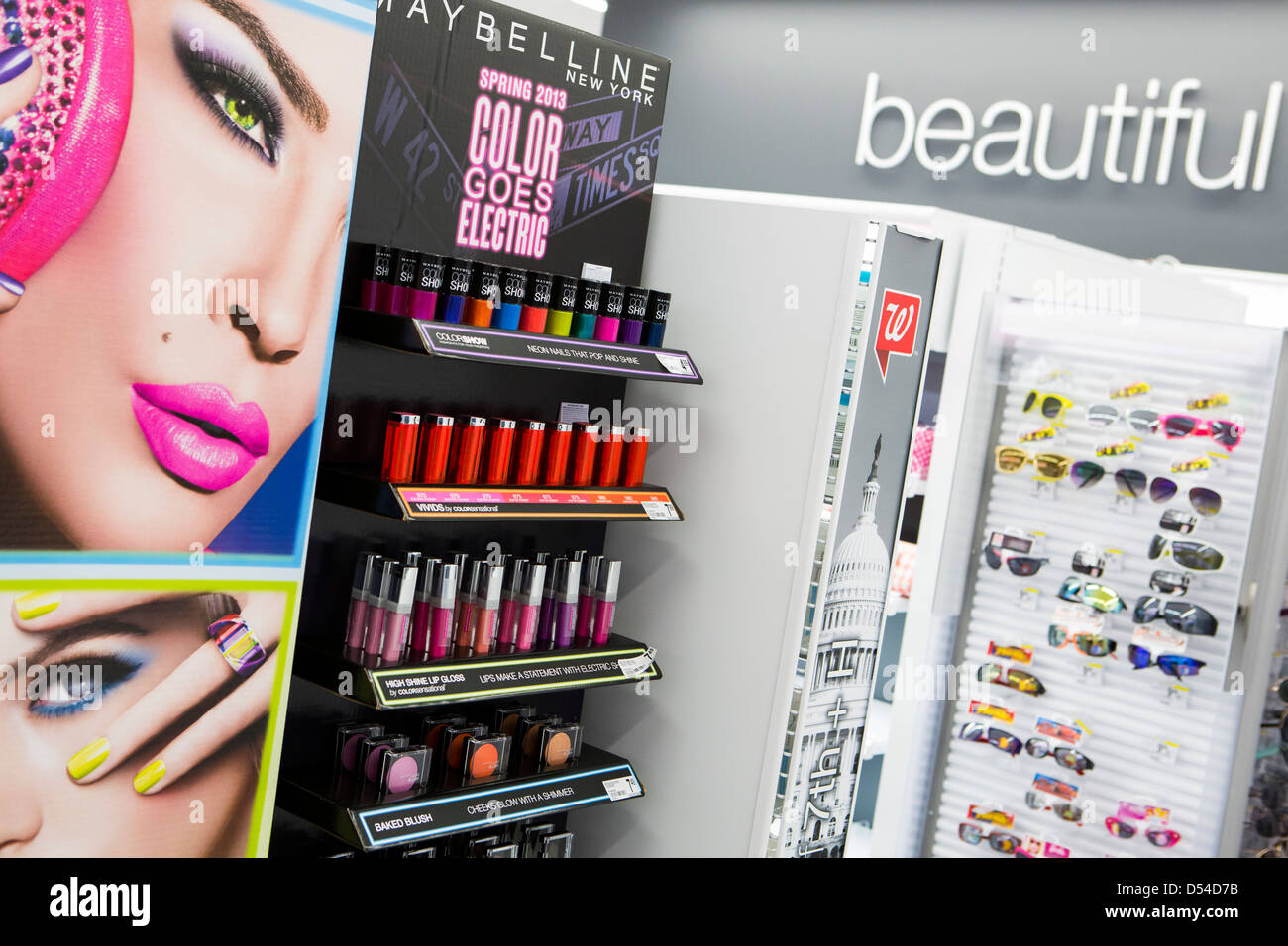 Maybelline cosméticos en exhibición en un Walgreens flagship store en el  centro de Washington, DC Fotografía de stock - Alamy