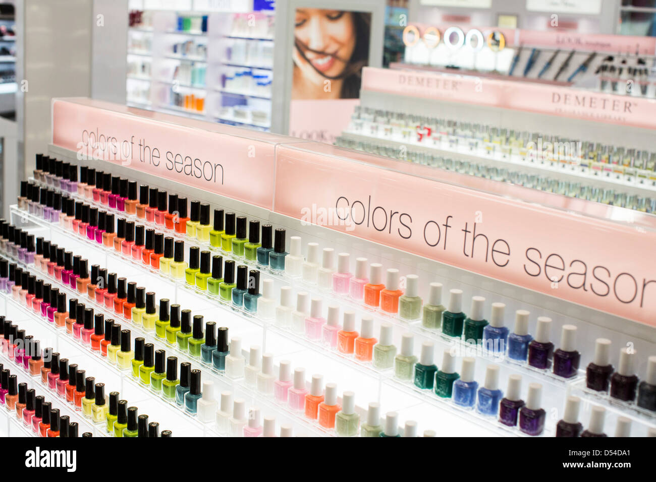 Esmalte de uñas en la pantalla en un Walgreens y experiencia flagship store en el centro de Washington, DC. Foto de stock