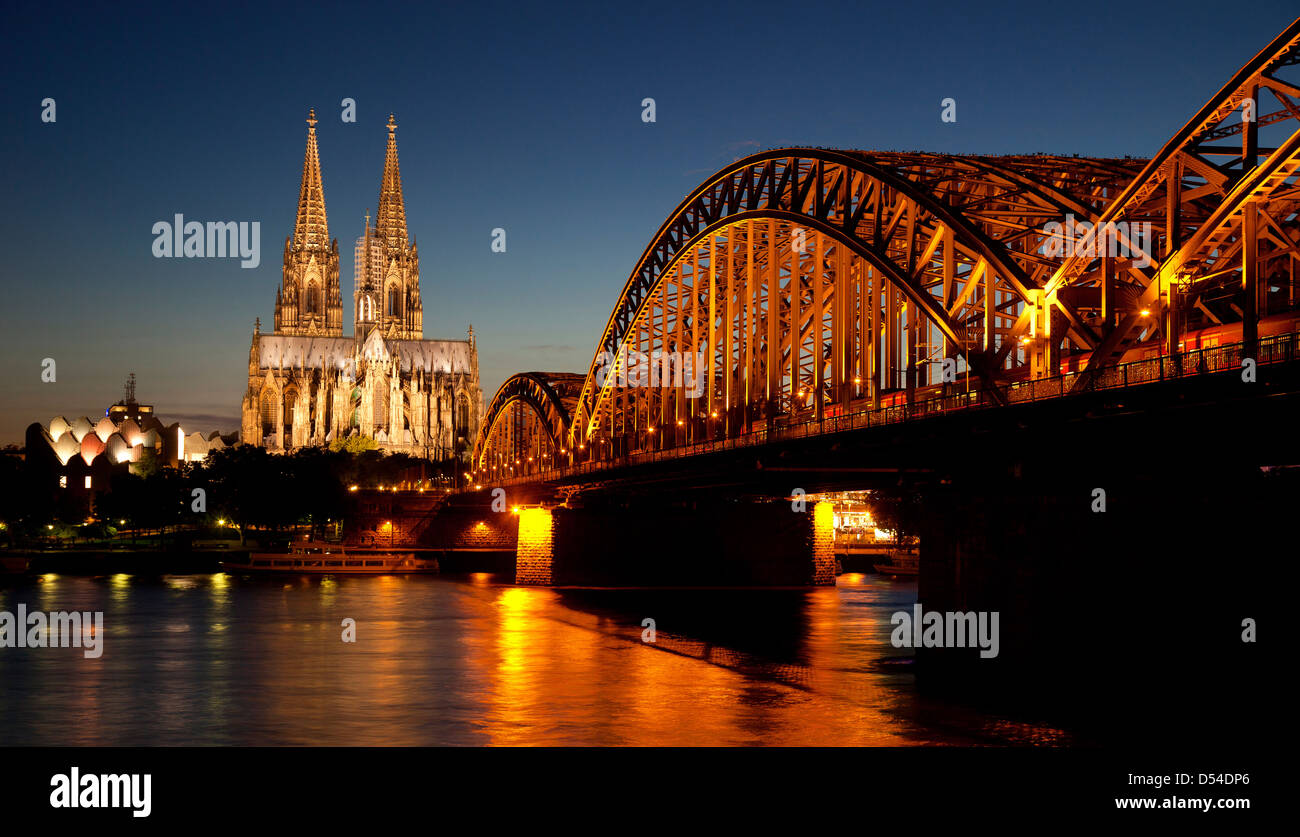 Koeln, Alemania, el paisaje urbano con la catedral de Colonia durante la noche Foto de stock