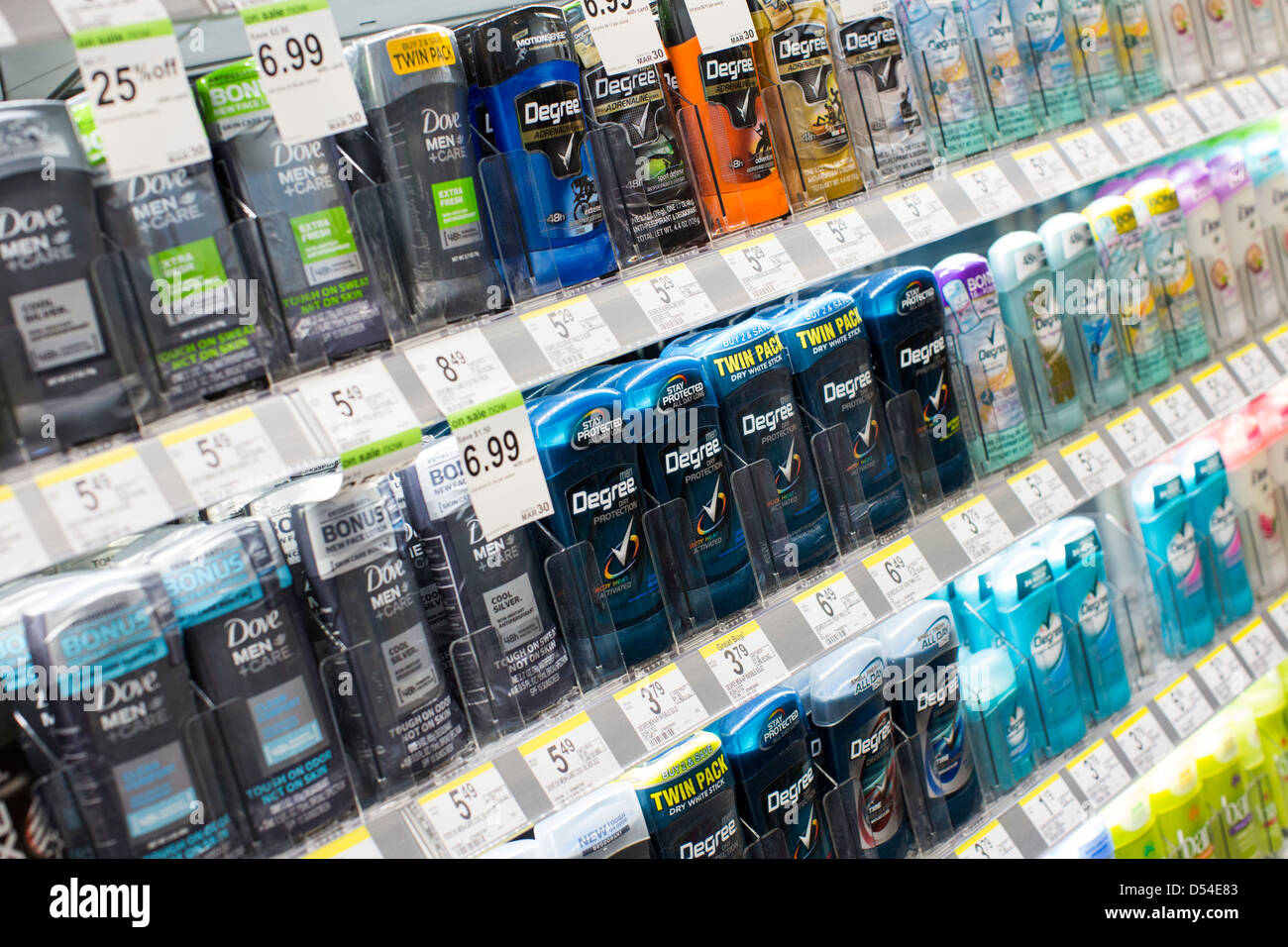 Grado desodorante Dove y productos en exhibición en un Walgreens Flagship store. Foto de stock