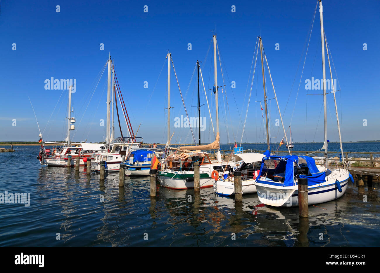 Insel, Hiddensee Neuendorf, barcos de vela en el puerto, Mecklemburgo Pomerania Occidental, Alemania Foto de stock