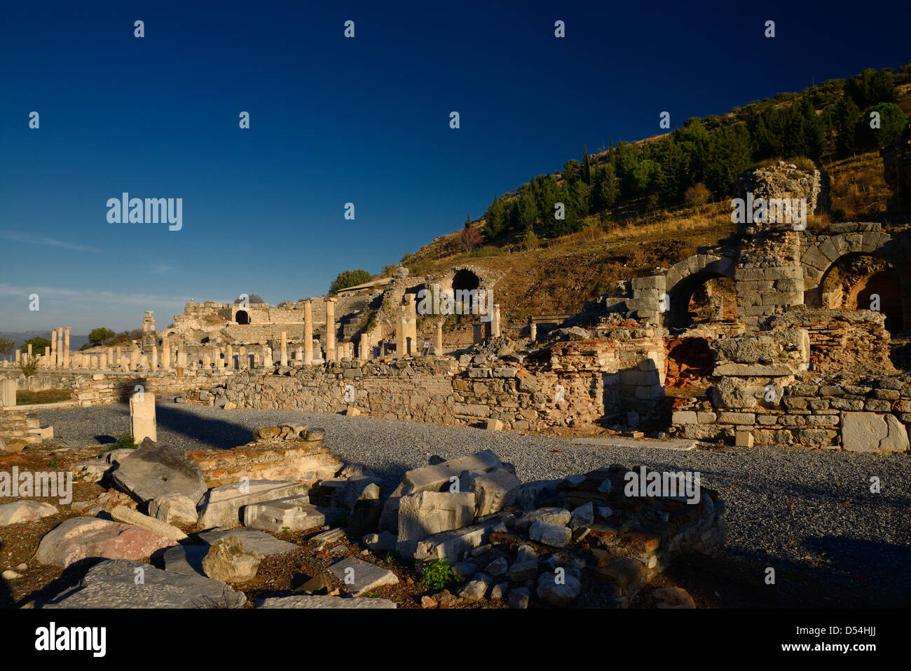 Basílica Real stoa porche en el estado agora con el Odeon a la izquierda y a la derecha en gimnasio Antiguo Ephesus turquía Foto de stock