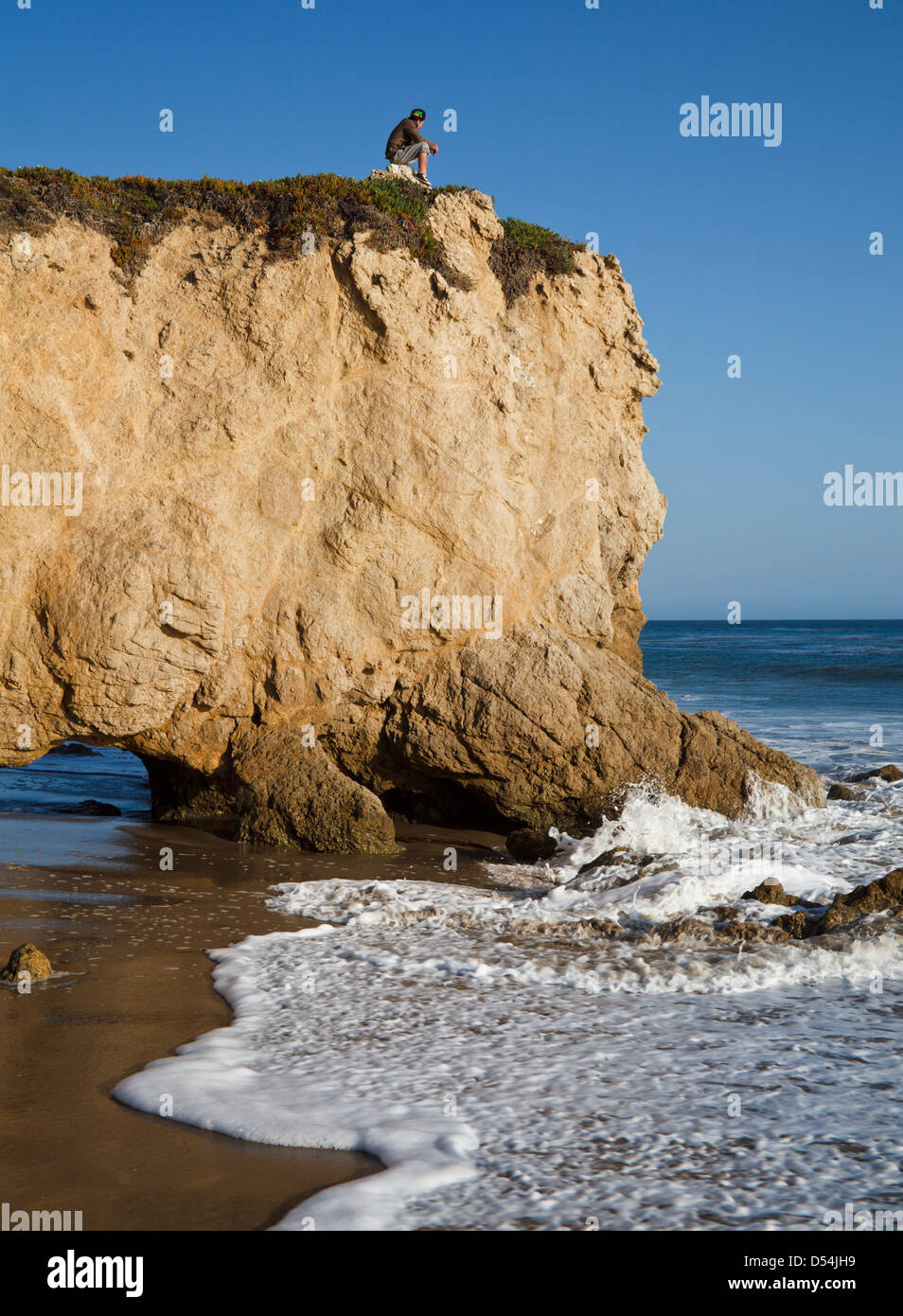 Visitante en la cima de la formación en el Matador State Beach en el sur de California Foto de stock