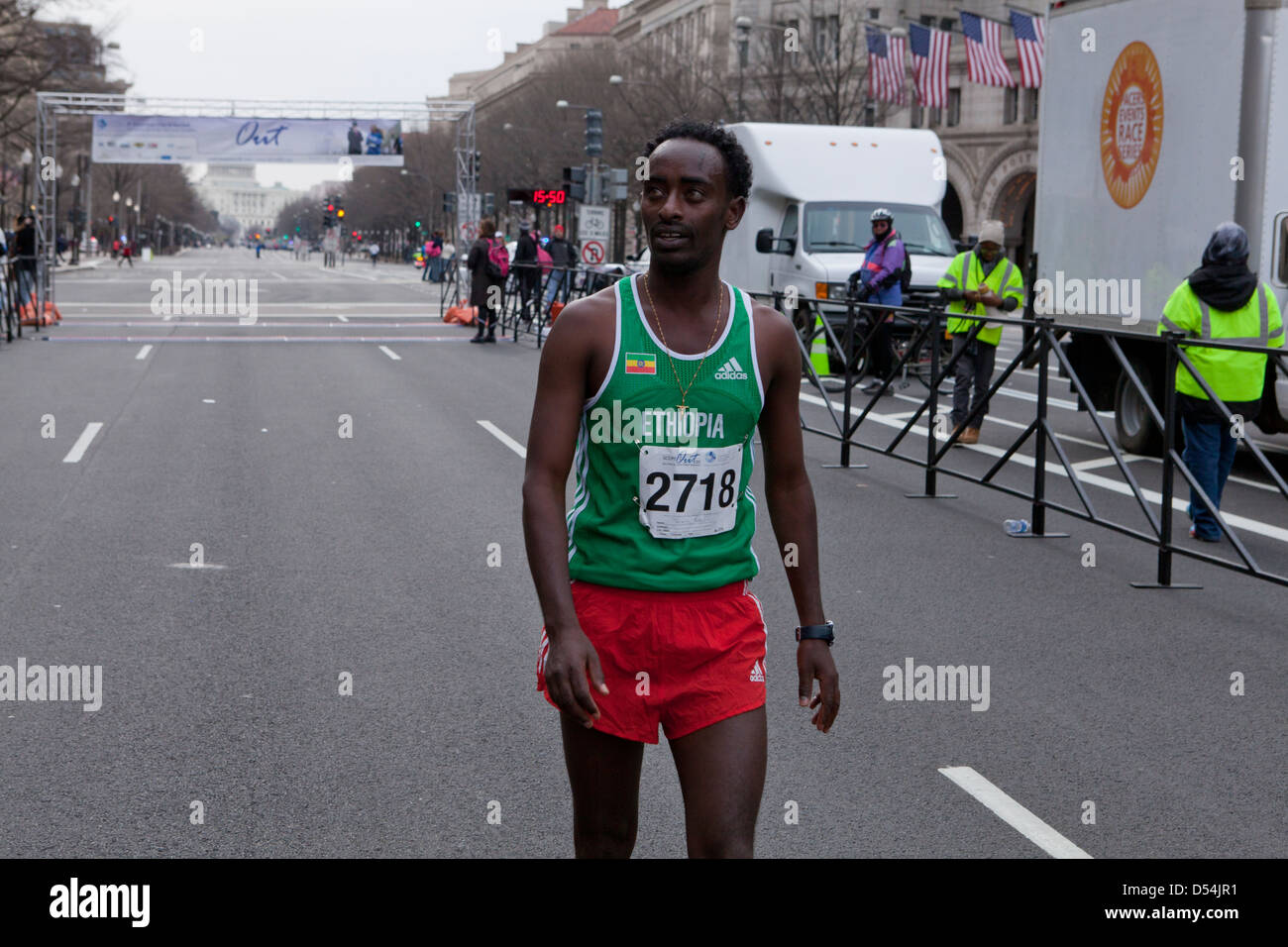 Corredor de maratón de Etiopía después de la carrera Foto de stock