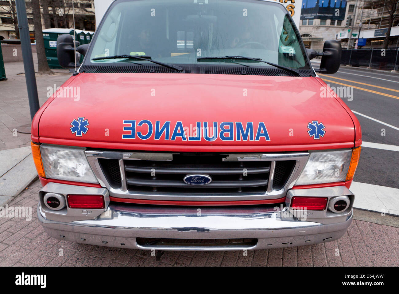 Vista frontal de la ambulancia - EE.UU. Foto de stock