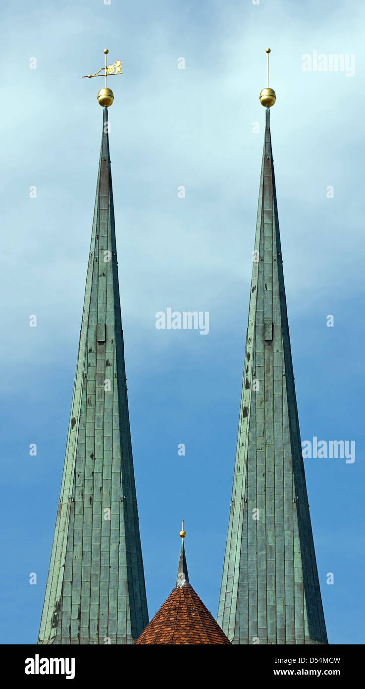 Berlín, Alemania, las torres de la Iglesia de San Nicolás en Berlin-Mitte Foto de stock