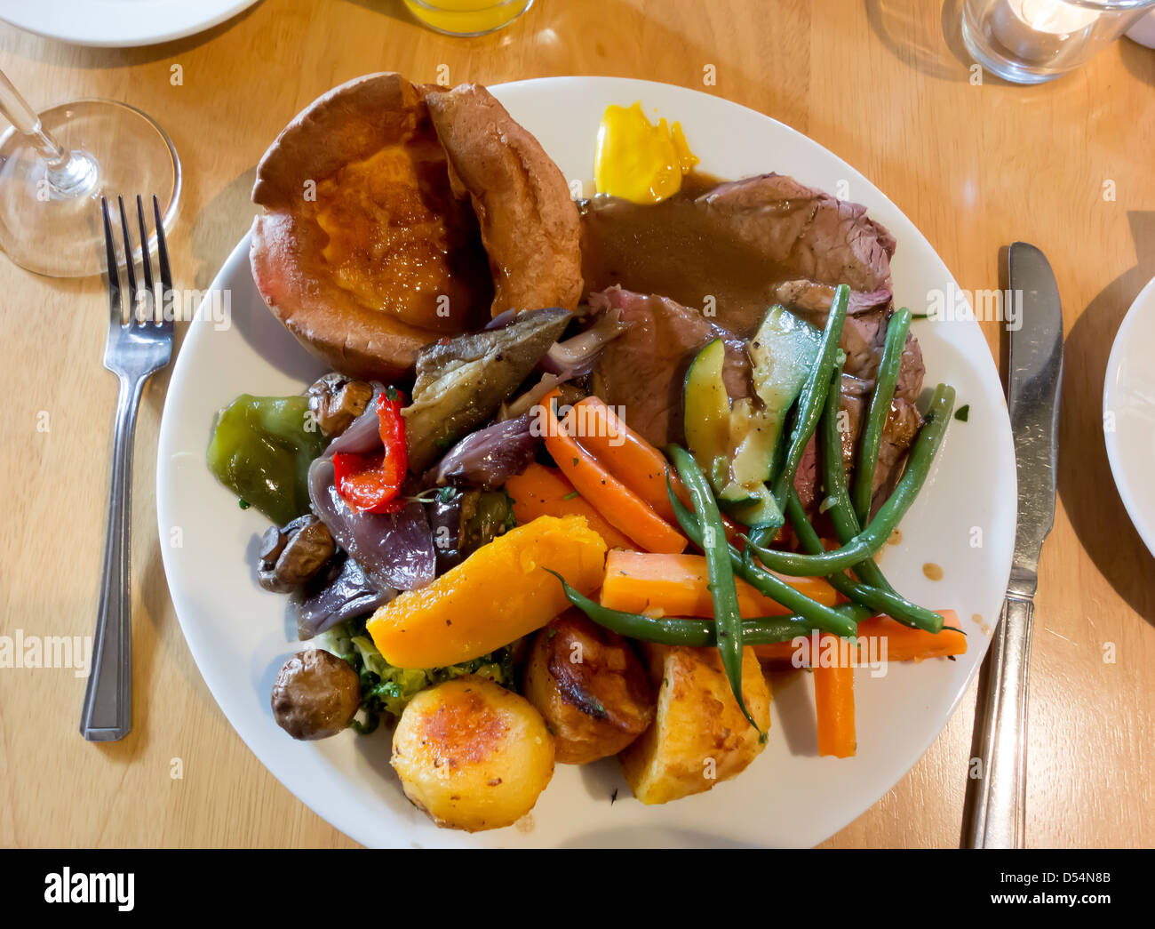 Inglés tradicional domingo almuerzo Carvery roast beef y Yorkshire pudding en un pub Foto de stock