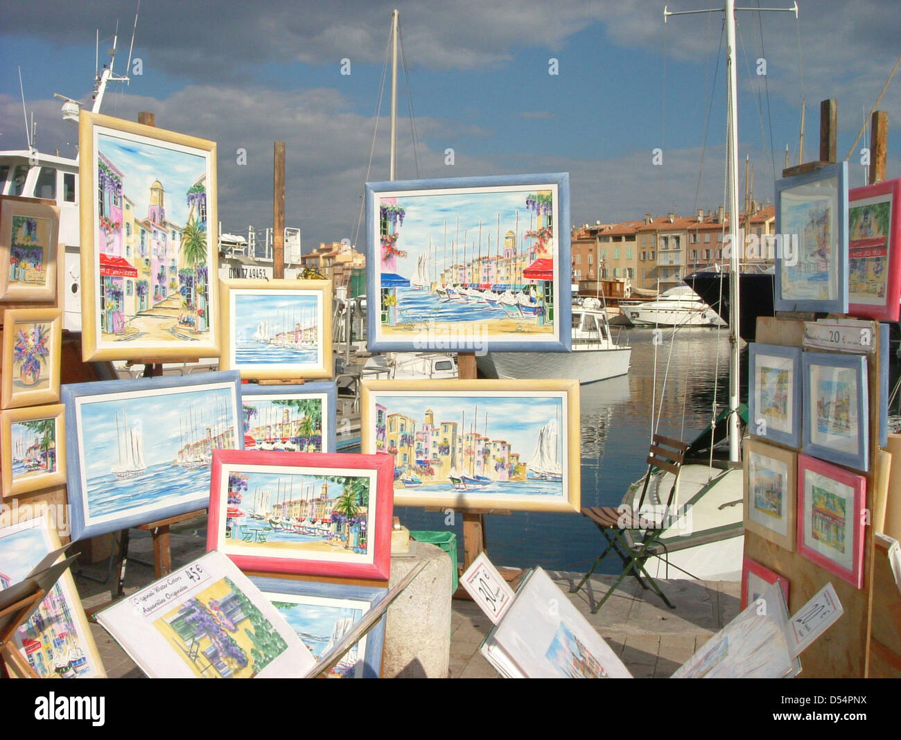 Descarga en el arte, en el muelle del puerto de Saint-Tropez, Saint-Tropez, Var, Provence-Alpes-Côte d'Azur, Francia Foto de stock