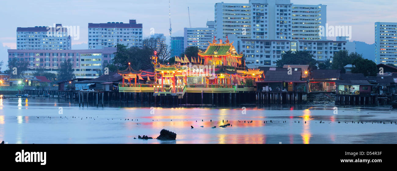Templo Thean Hean Boo en Georgetown Penang Malasia en Hora Azul Panorama Foto de stock