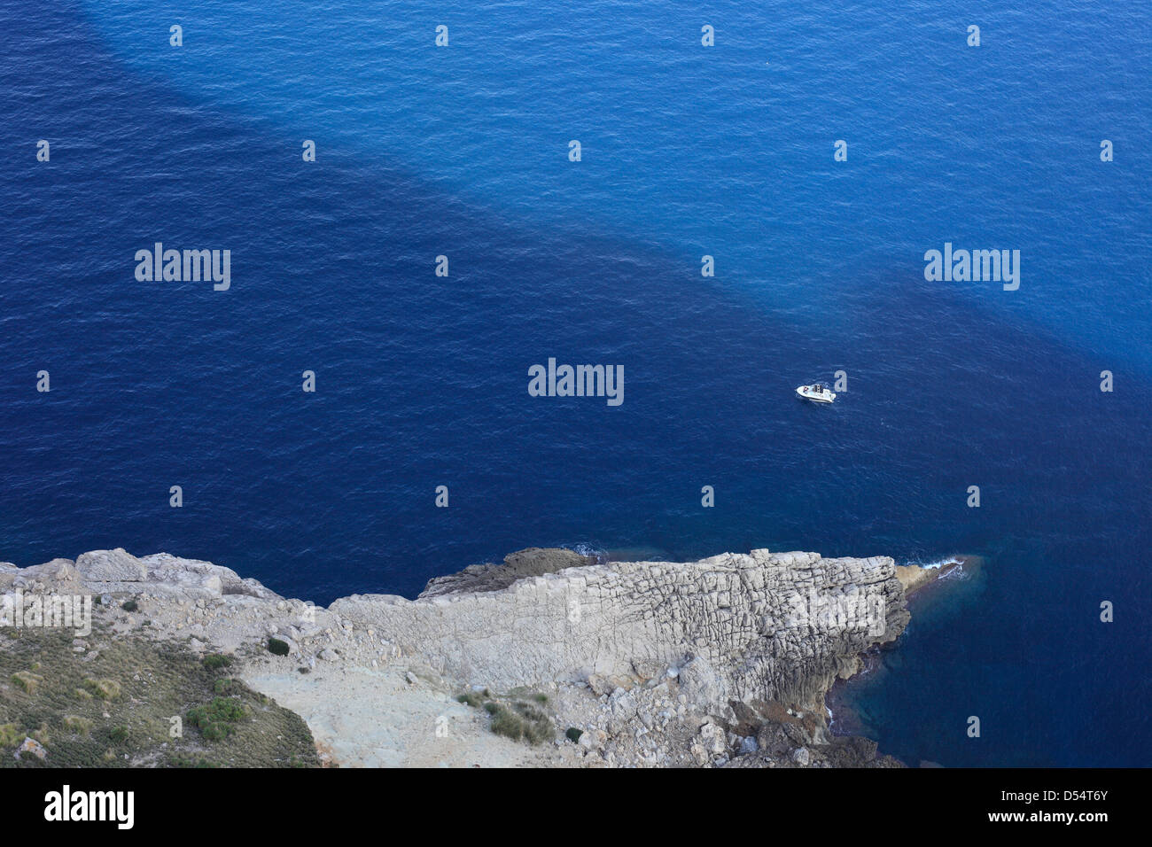 El Cap de Formentor, España, sport boat al Felsenkueste Mallorca Foto de stock