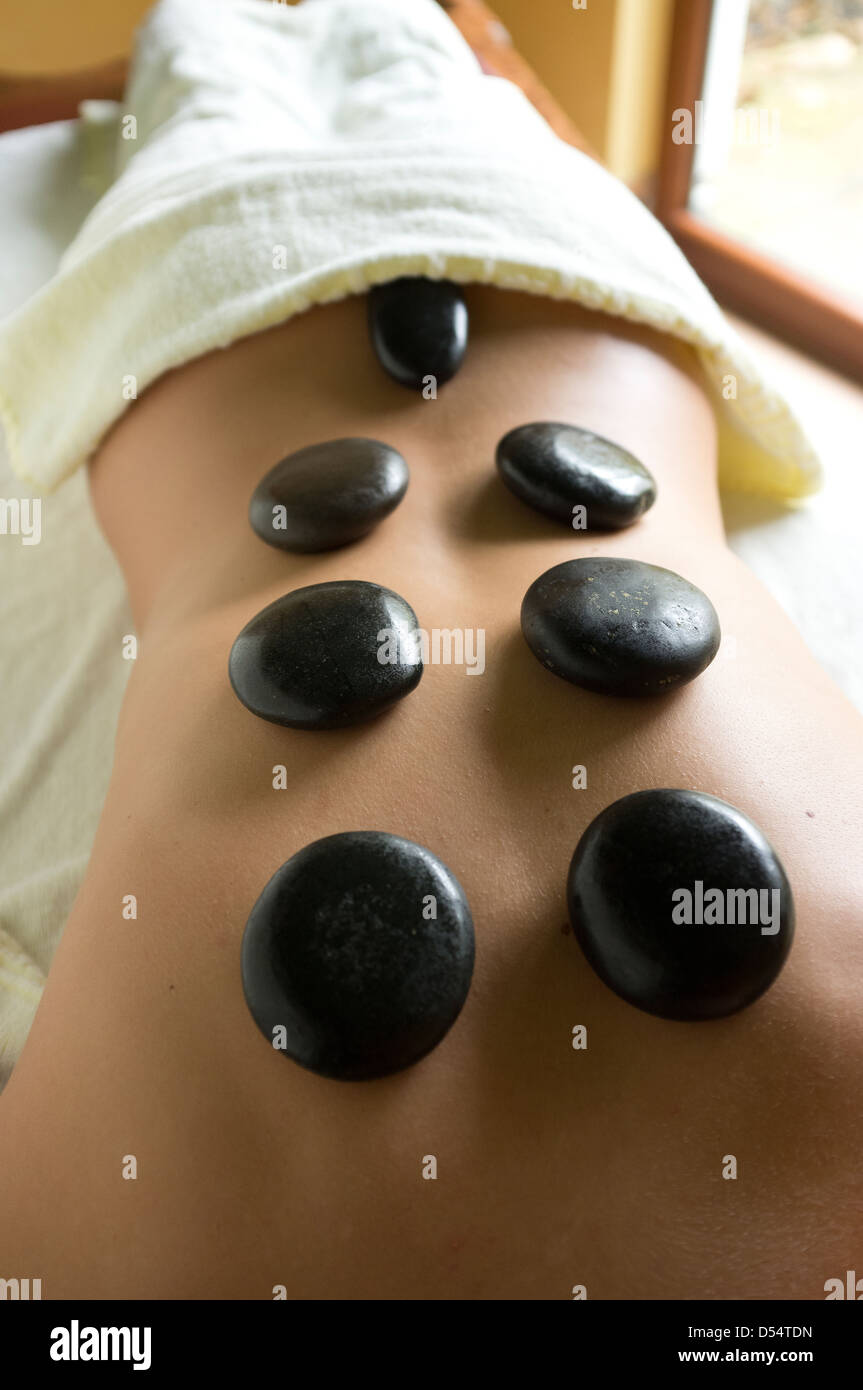 Badenweiler, Alemania, masaje con piedras calientes en la Vita Classica baños Foto de stock