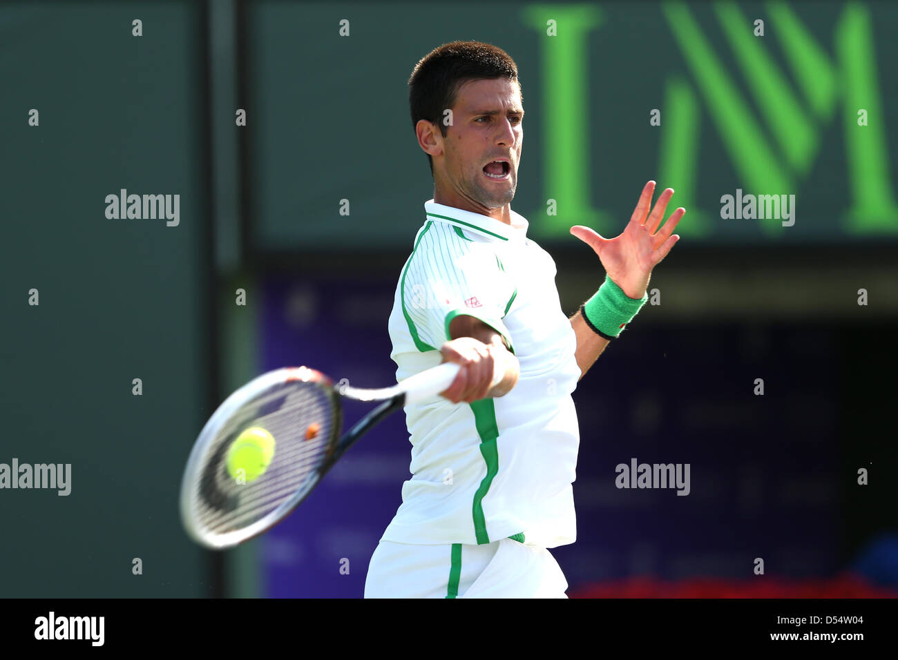 Miami, Florida, EE.UU. 24 de marzo de 2013. Novak Djokovic de Serbia en acción en el Sony Open 2013. Crédito: Mauricio Paiz / Alamy Live News Foto de stock