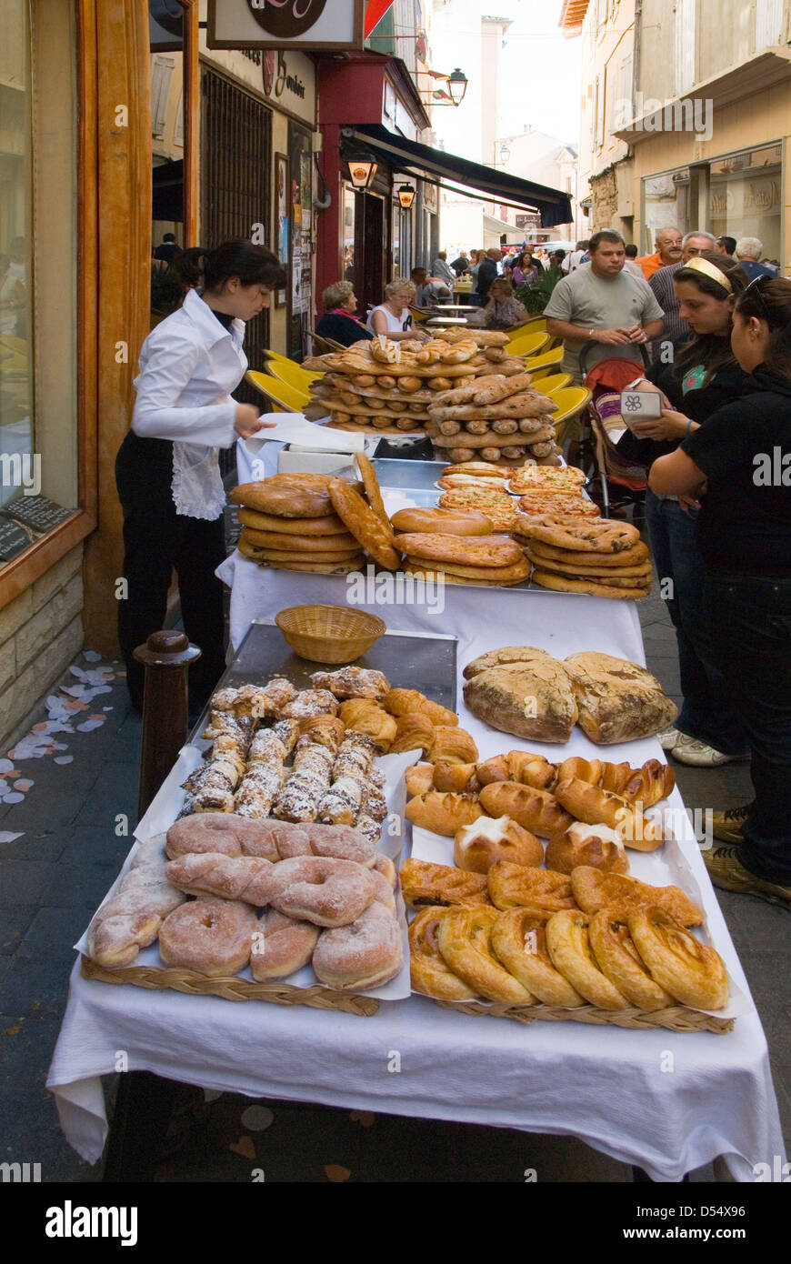 Boulangerie en el mercado, l'Isle sur la Sorgue, Provenza, Francia Foto de stock