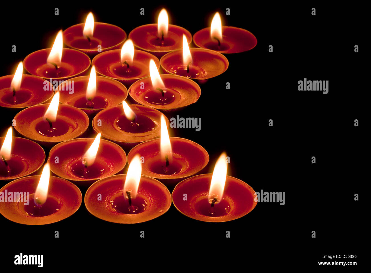 A la luz de las velas o borde canteado rojo sobre fondo negro Foto de stock