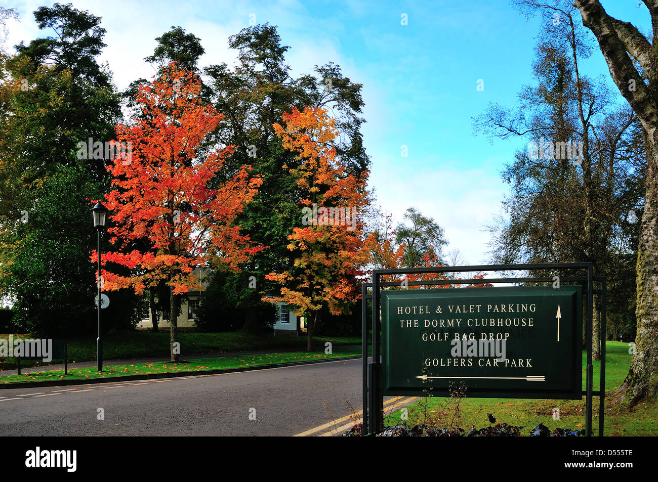 Camino de entrada al Hotel Gleneagles Golf y complejo con follaje de otoño Foto de stock