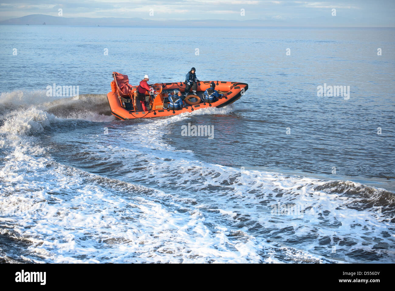 Formación de los botes de rescate en aguas abiertas. Foto de stock