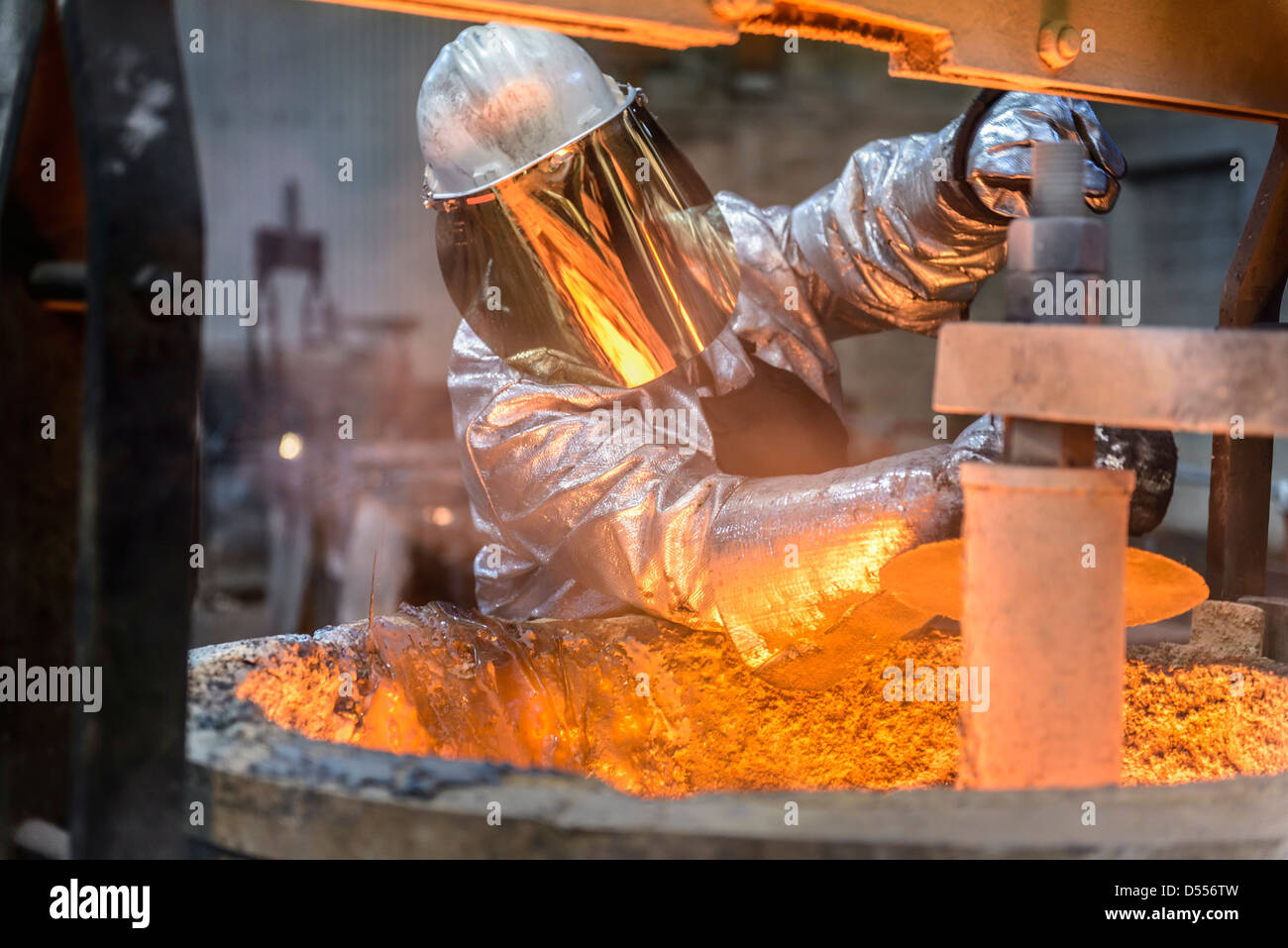 Los trabajadores de limpieza frasco de metal en la fábrica. Foto de stock