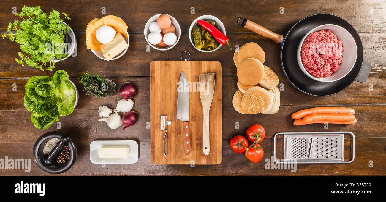 Mesa servida con ingredientes y utensilios Fotografía de stock - Alamy