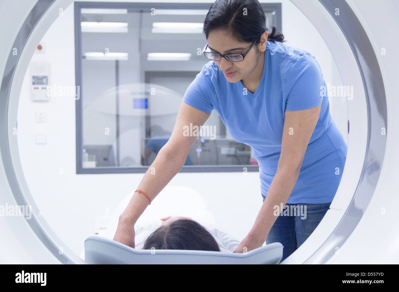 Técnico con paciente en el escáner CT Foto de stock