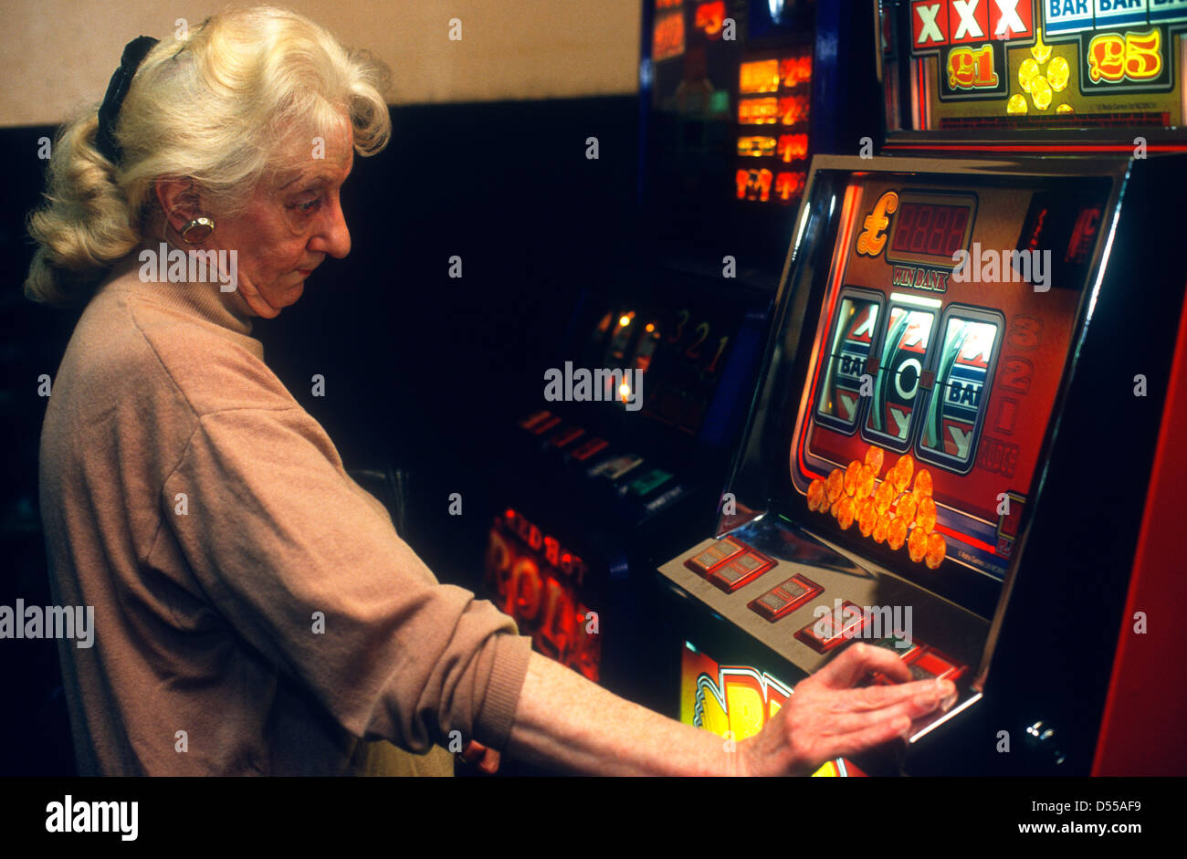 Anciana jugando tragamonedas en el bingo, Hounslow, Middlesex, Reino Unido  Fotografía de stock - Alamy