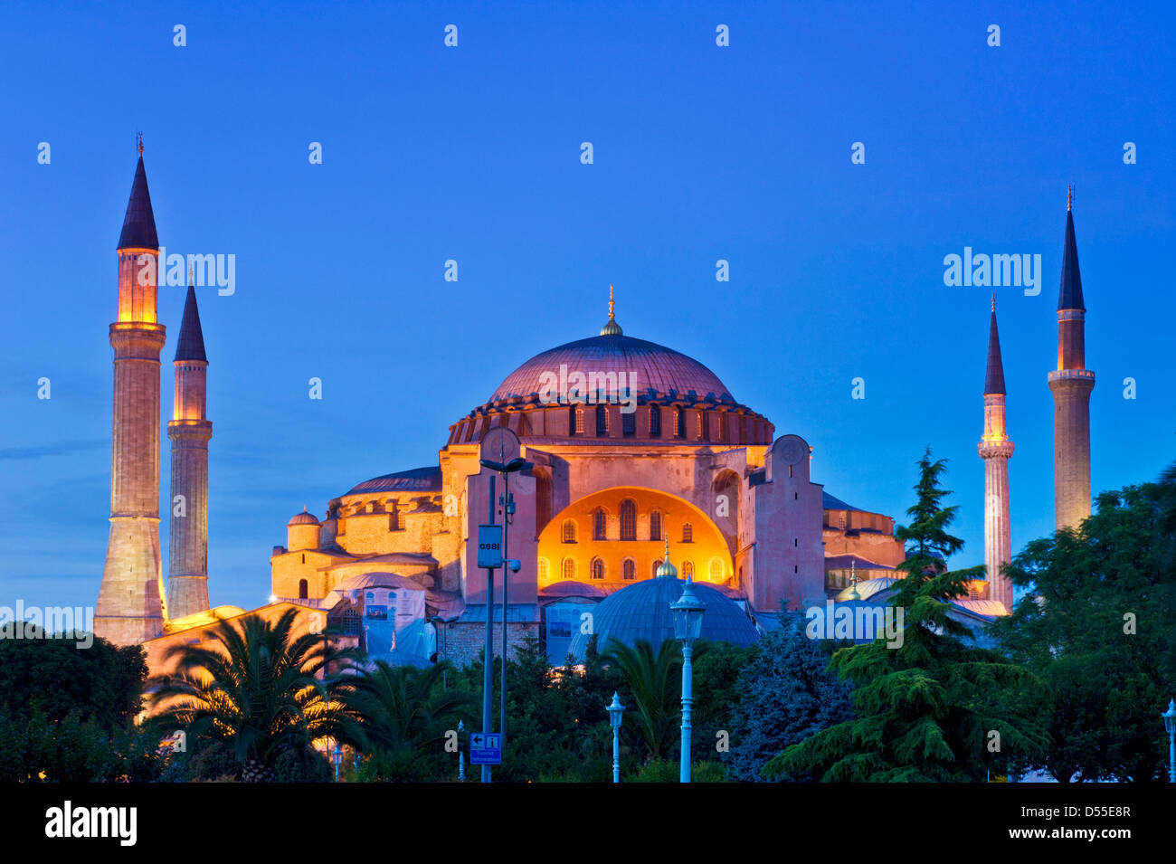 Hagia Sophia o la iglesia de la santa sabiduría iluminada por la noche, Sultanahmet, Estambul, Turquía Foto de stock