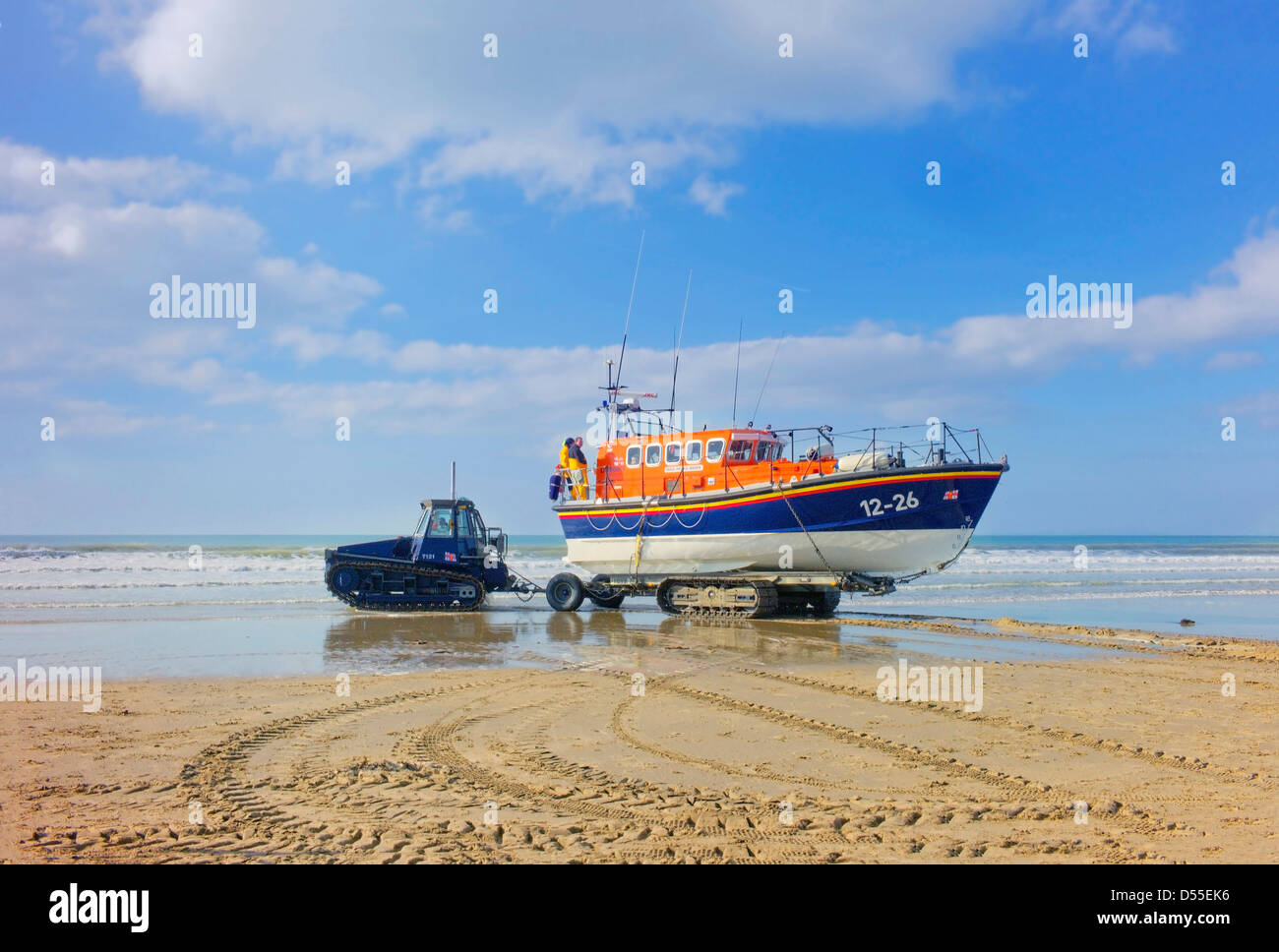 Bote Salvavidas Barmouth moira Barrie está siendo recuperados luego de la práctica en Cardigan Bay en un carro de transporte para el boathouse Foto de stock