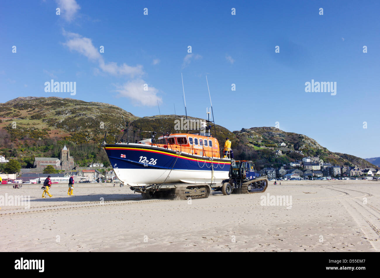 Bote Salvavidas Barmouth moira Barrie está siendo recuperados luego de la práctica en Cardigan Bay en un carro de transporte para el boathouse Foto de stock