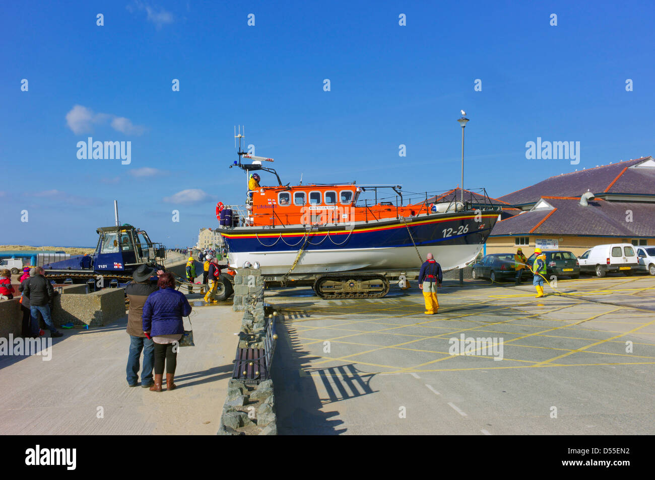 Bote Salvavidas Barmouth moira Barrie está siendo recuperados luego de la práctica en Cardigan Bay en un carro de transporte para el boathouse Foto de stock