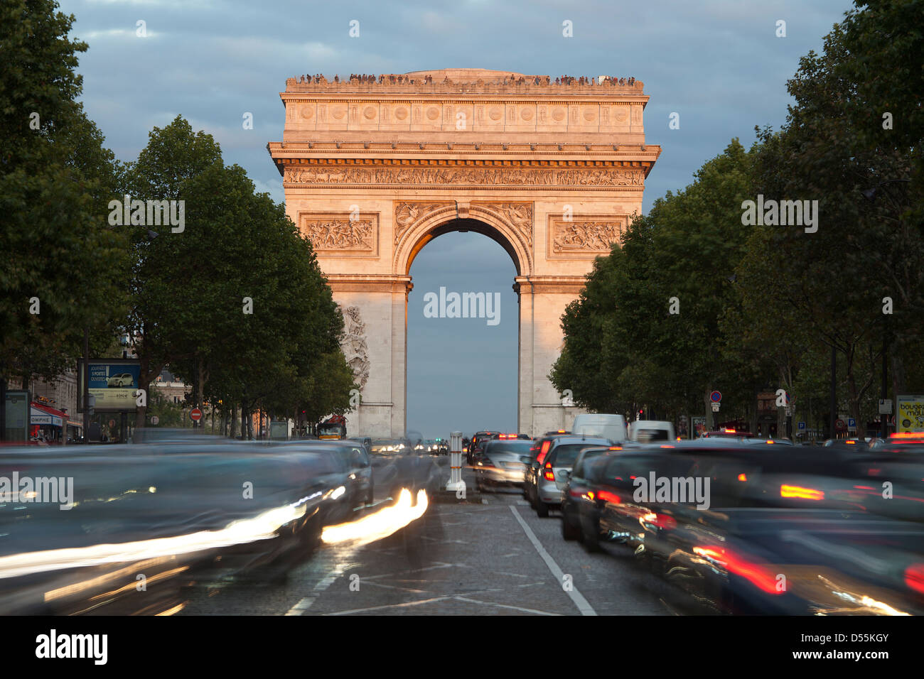Arc de Triomphe de París, visto desde la Avenida de la Grande-Armée; El Arco de Triunfo Foto de stock