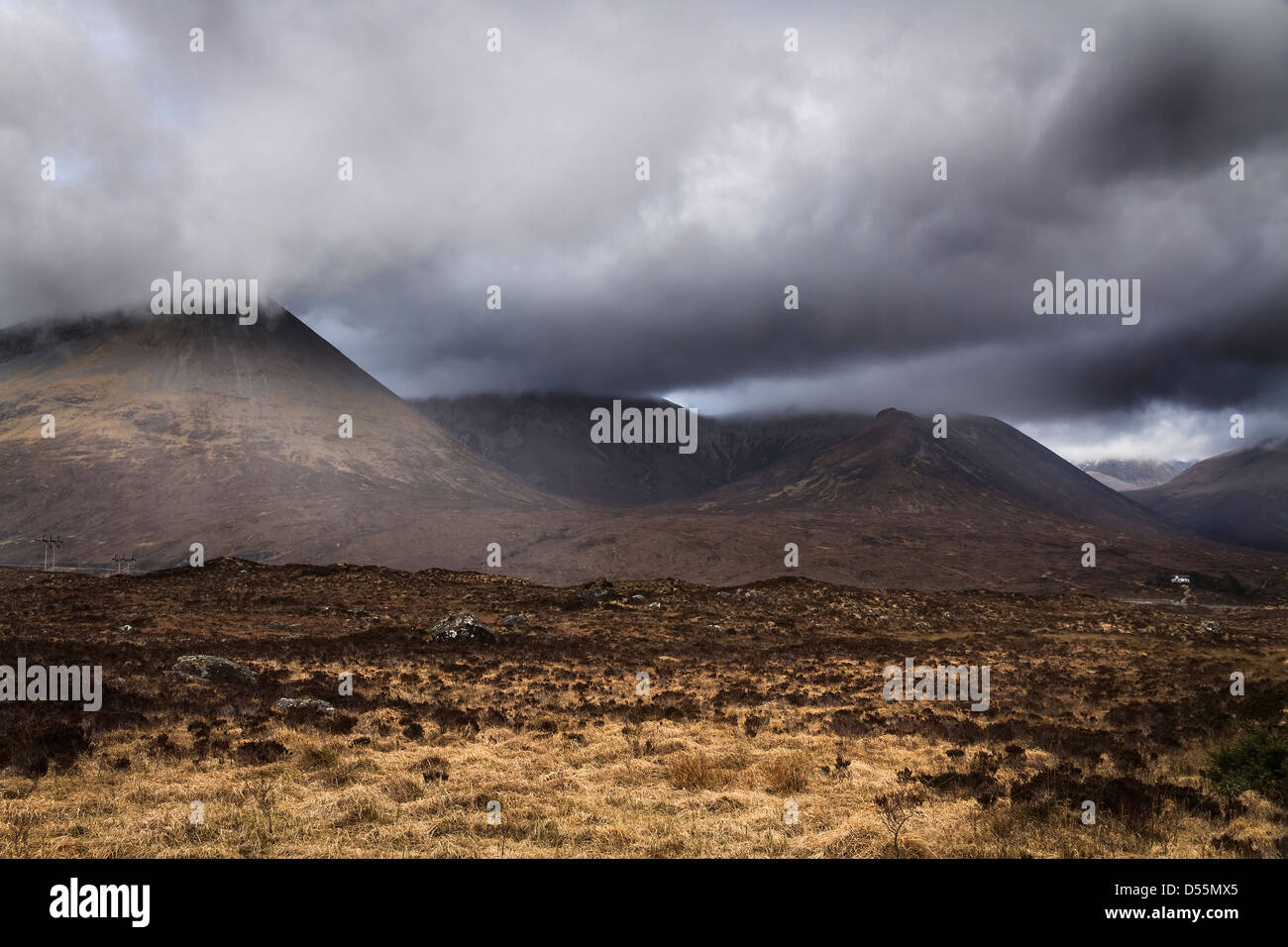 Las nubes bajas a lo largo de los Cuillins, Isla de Skye, Escocia Foto de stock