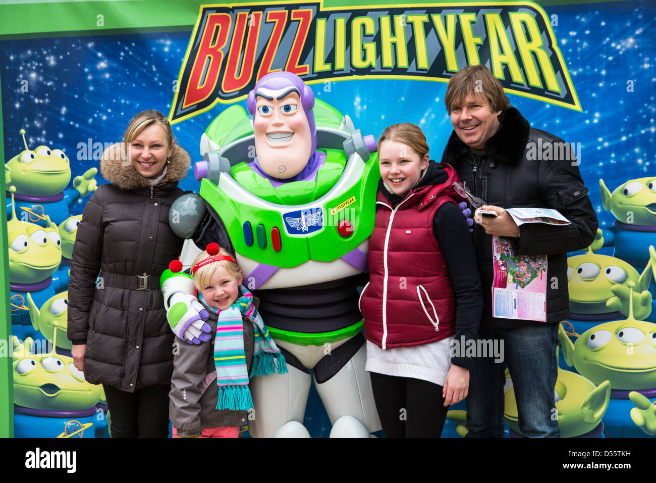 Buzz Lightyear personaje Encuentro y saludo, Disneyland Paris Foto de stock