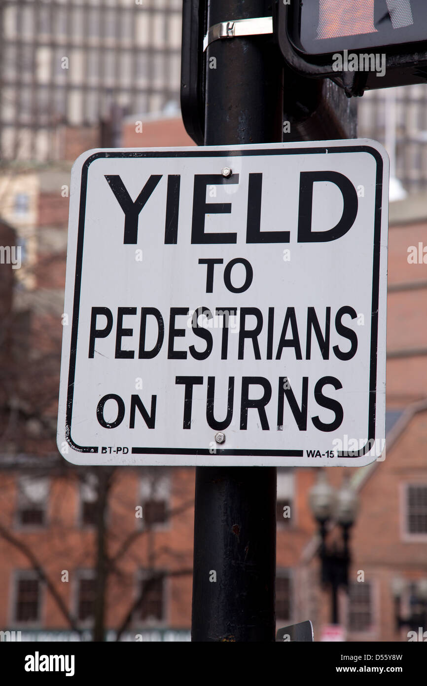 Un signo en Boston que requieran un ceda el paso a los peatones en los giros. Foto de stock