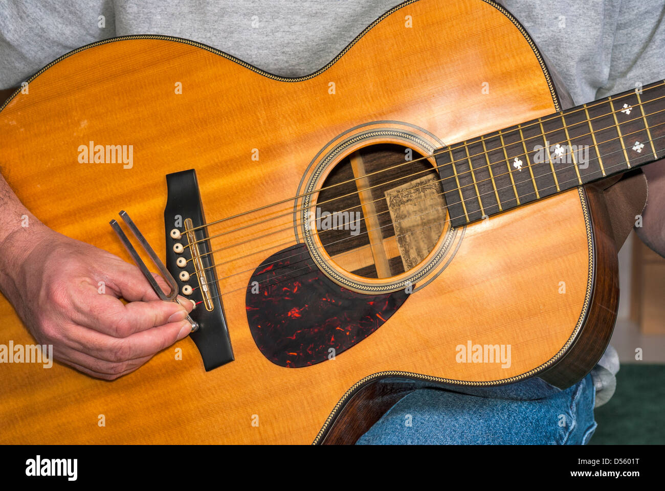 Afinar la guitarra fotografías e imágenes de alta resolución - Alamy
