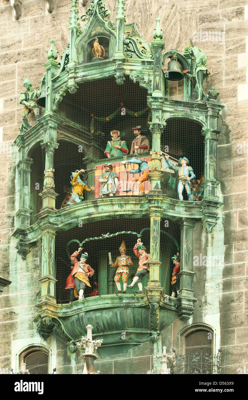 Glockenspiel, la Marienplatz, en Munich, Baviera, Alemania Foto de stock