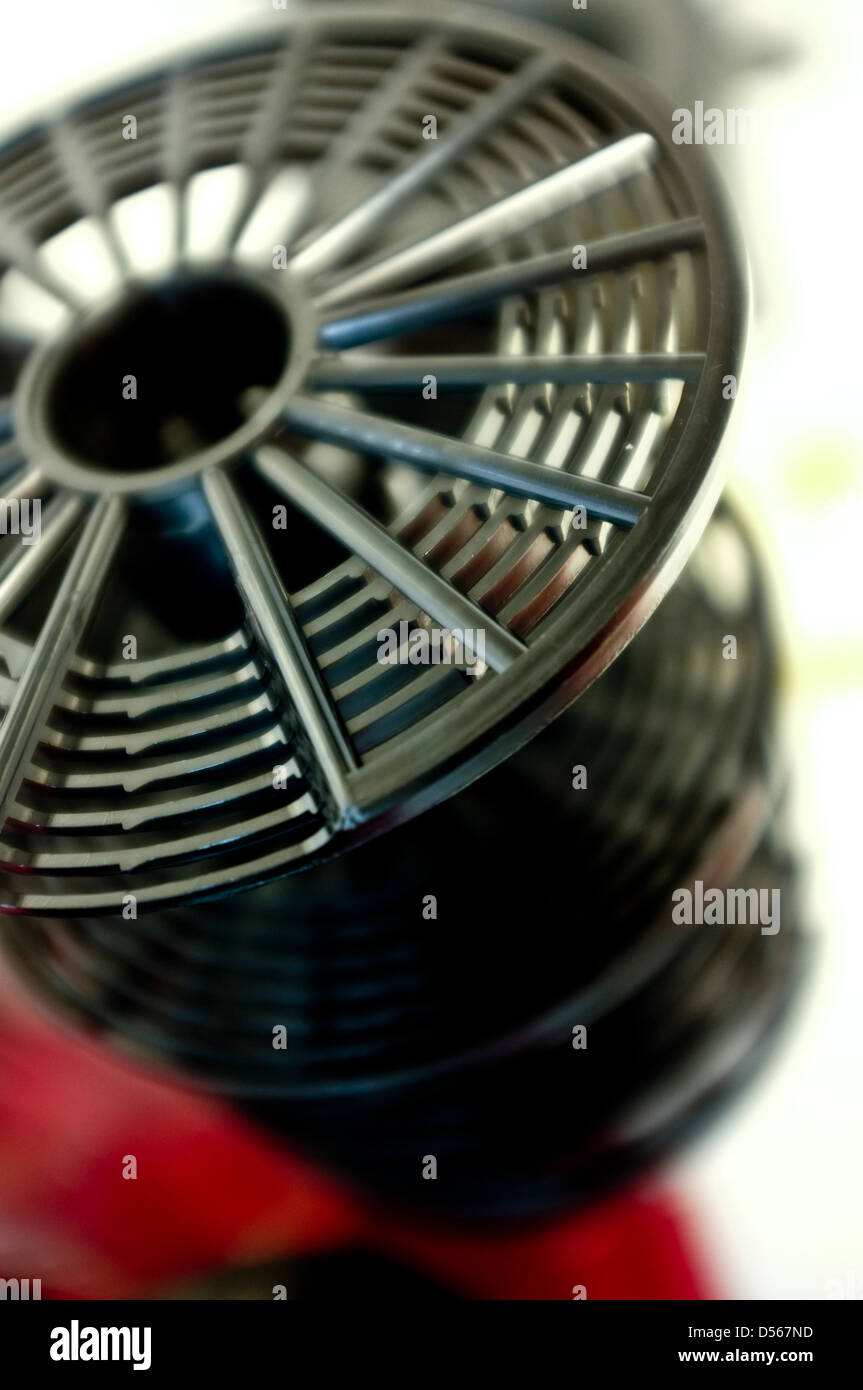 Espiral de película fotográfica para la elaboración de película analógica tradicional Foto de stock