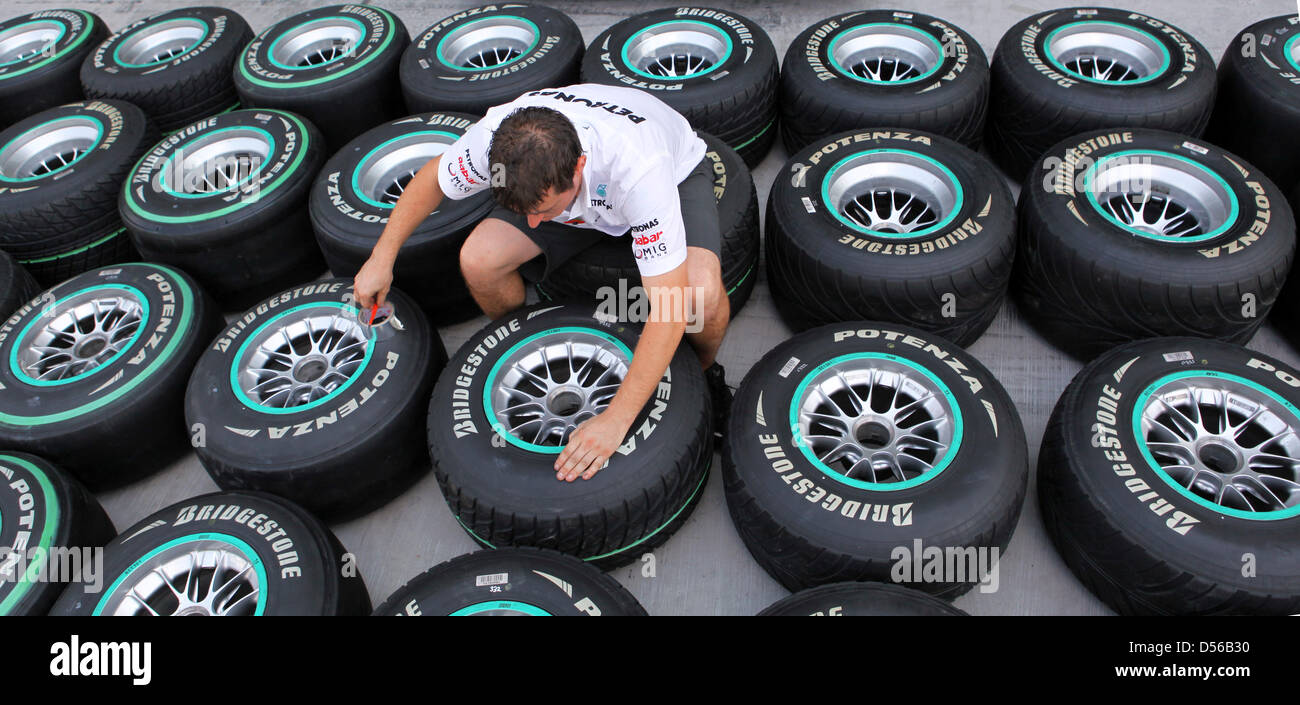Un mecánico de Mercedes GP marcas de neumáticos en el pit lane del Circuito  Yas Marina Race Track en Abu Dhabi, Emiratos Árabes Unidos, 11 de noviembre  de 2010. El título decisivo