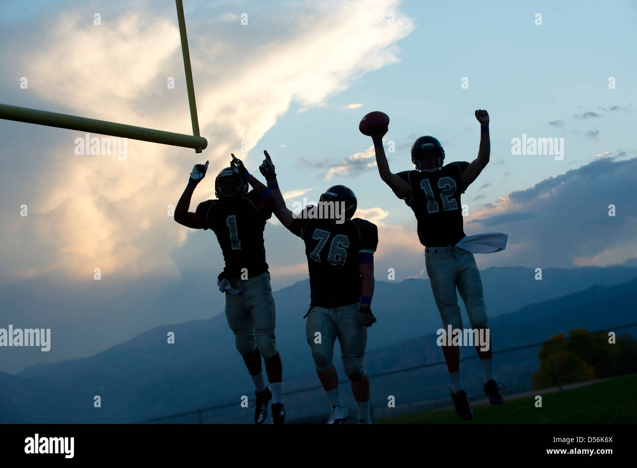 Los jugadores de fútbol aclamando en el juego Foto de stock