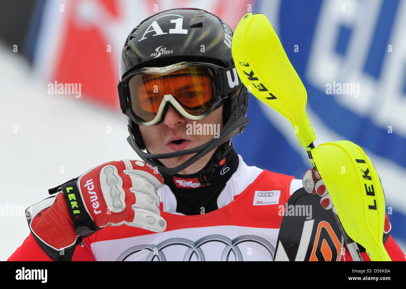 Austriaco Reinfried Herbst cheers en la línea de meta durante la World Cup Final en Slalom en Garmisch-Partenkirchen, Alemania, el 13 de marzo de 2010. Foto: PETER KNEFFEL Foto de stock