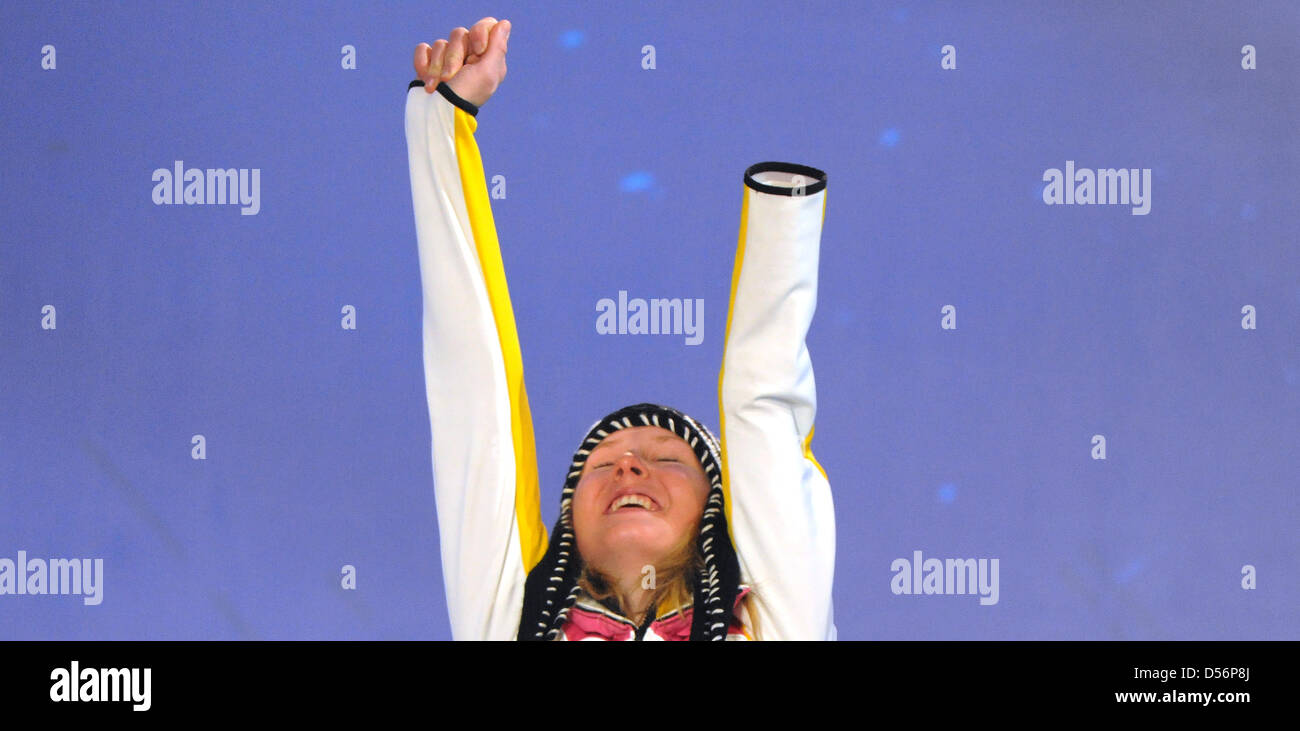 Andrea Rothfuss freut sich am Donnerstag (18.03.2010) über den der Gewinn Bronzemedaille bei der Abfahrt (Stehend) bei den Paralímpicos 2010 en Whistler, Canada. Foto: Julian Stratenschulte dpa Foto de stock