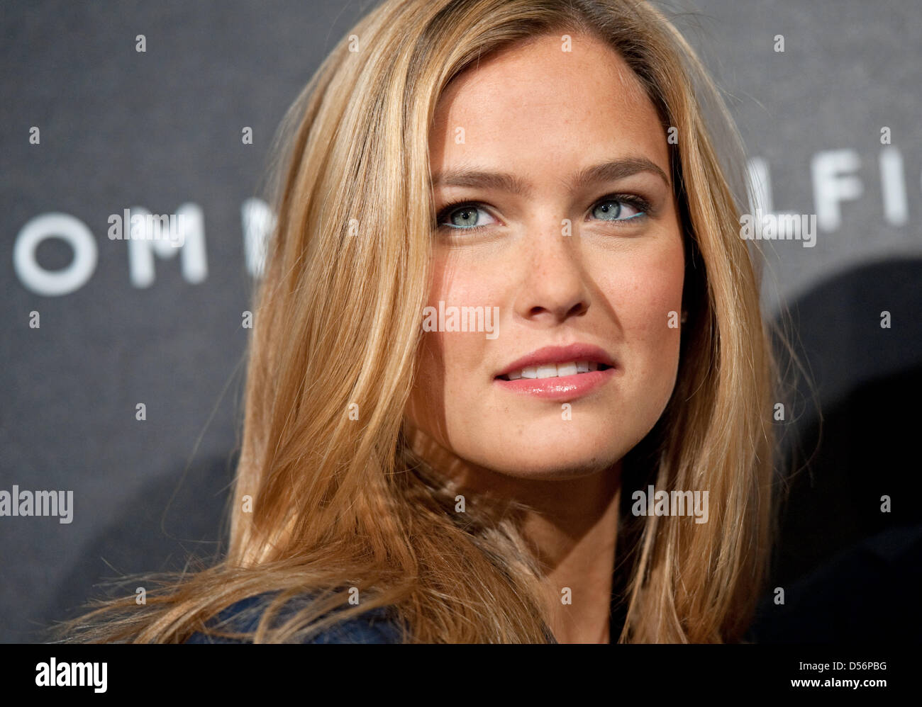 La supermodelo israelí Bar Refaeli sonrisas para los fotógrafos como ella  visita la apertura de un Tommy Hilfiger tienda de moda en Frankfurt,  Alemania, el 18 de marzo de 2010. Antes de