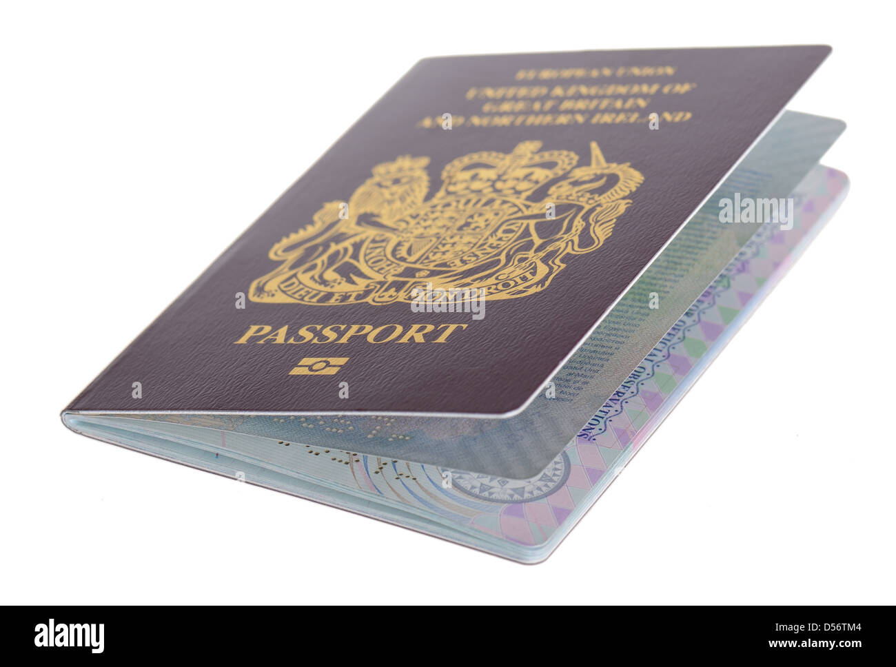 Astillados pasaporte británico aislado sobre fondo blanco. Foto de stock