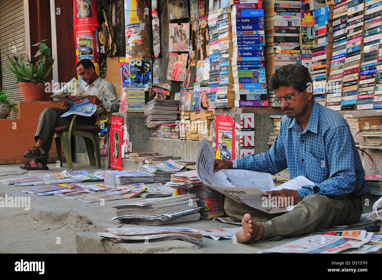 Hombre vender libros de segunda mano por la calle en Delhi Fotografía de  stock - Alamy