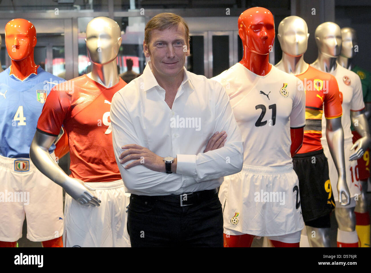 Jochen Zeitz, CEO de productor de artículos deportivos PUMA, posa con  maniquíes en camisetas de la Copa Mundial de la empresa en la asamblea  general celebrada en Herzogenaurach, Alemania, 20 de abril