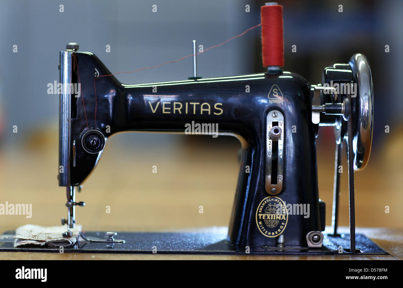 Un visitante del museo de la máquina de coser ojos una máquina de coser de  Veritas que data de 1952 en Wittenberge, Alemania, el 22 de abril de 2010.  El museo pone
