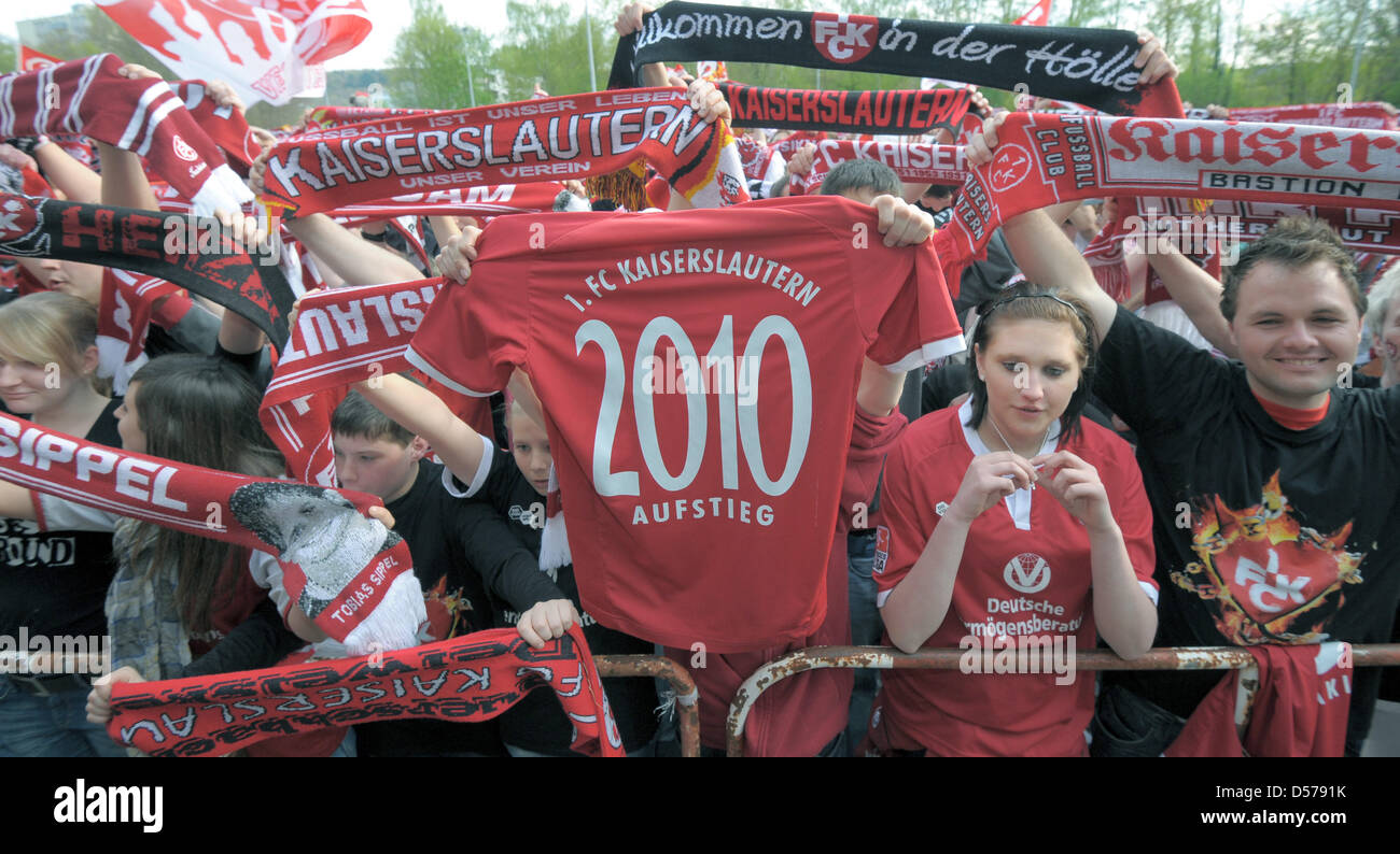Los fans de la segunda división la Bundesliga alemana de fútbol FC Kaiserslautern celebrar a su equipo el ascenso la primera división en Kaiserslautern, Alemania, el 26 de abril de