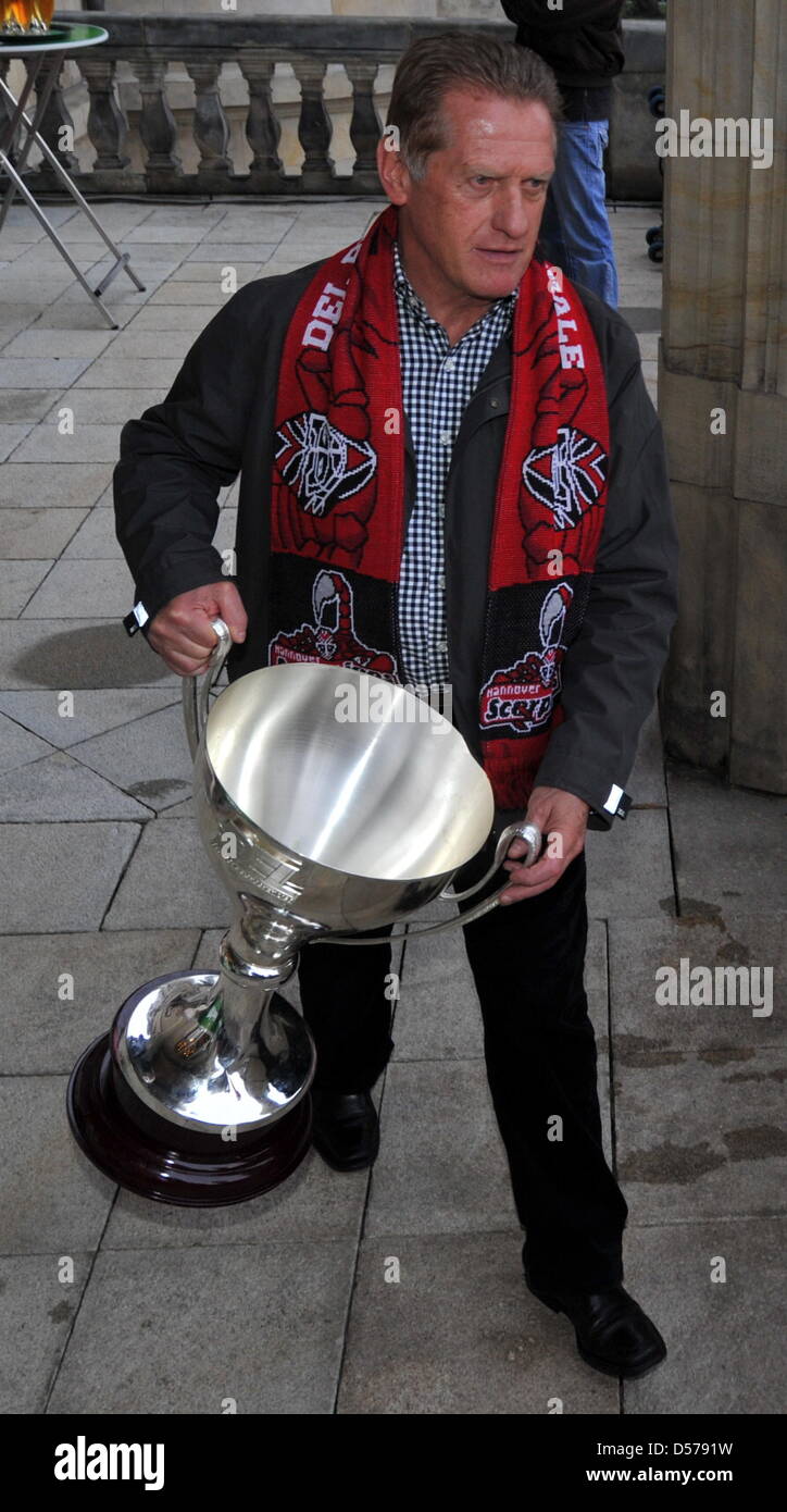 Escorpiones' head coach Hans Zach celebra con el trofeo en el balcón del ayuntamiento de Hannover en frente de una multitud de simpatizantes, Alemania, 26 de abril de 2010. Hannover Scorpions beat Augsburg pantera en el play off finales para conseguir su primer título del campeonato alemán de hockey sobre hielo. Foto: Jochen Luebke Foto de stock