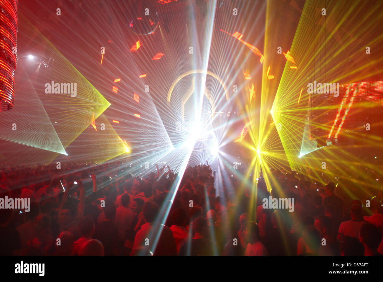 Una gran fiesta con rayos láser y efectos de luz que tiene lugar en la  noche del 01 de mayo de 2010 en el Westfalenhalle en Dortmund, Alemania.  Más de 50 DJs